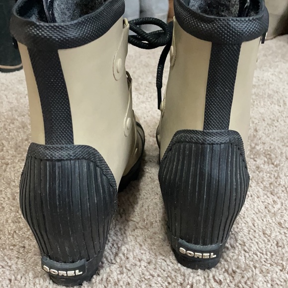 Tan and black Sorel rain boots - Picture 3 of 5